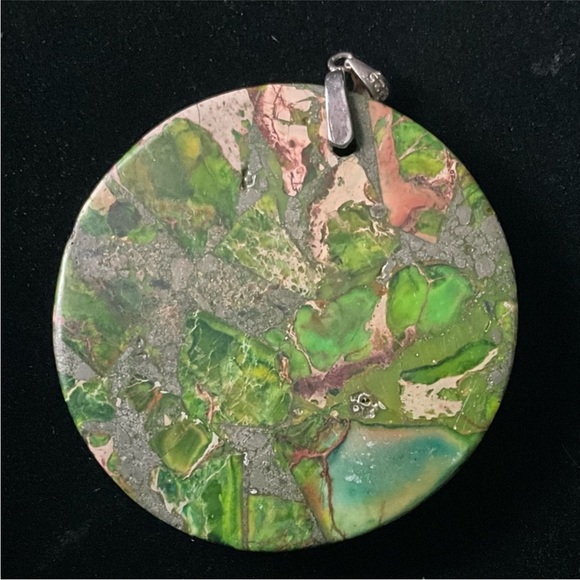 🌴 Green Stone Pendant - Picture 4 of 6